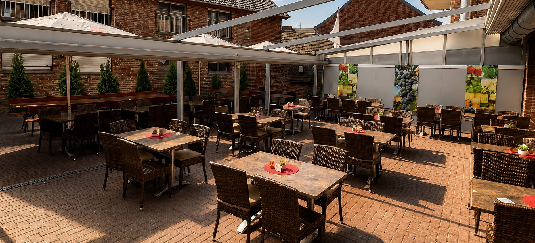 &Uuml;berdachte Sommerterrasse und Biergarten La Fattoria M&ouml;nchengladbach